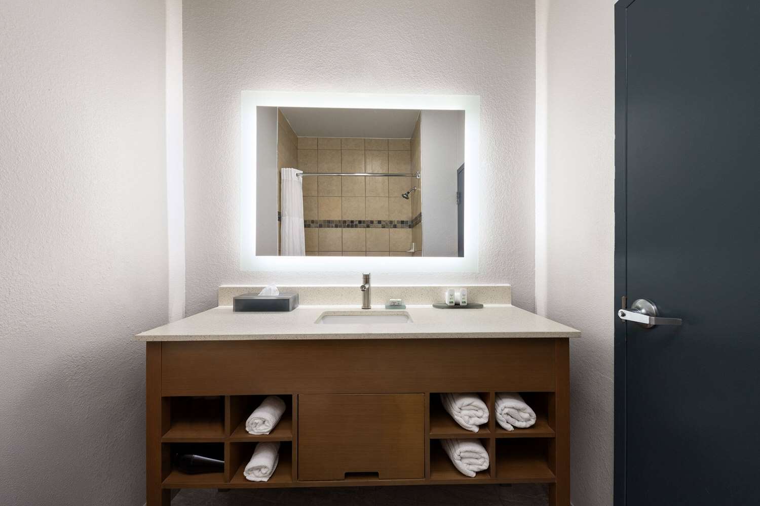 La Quinta Inn & Suites by Wyndham Ft. Worth - Forest Hill TX 14/49