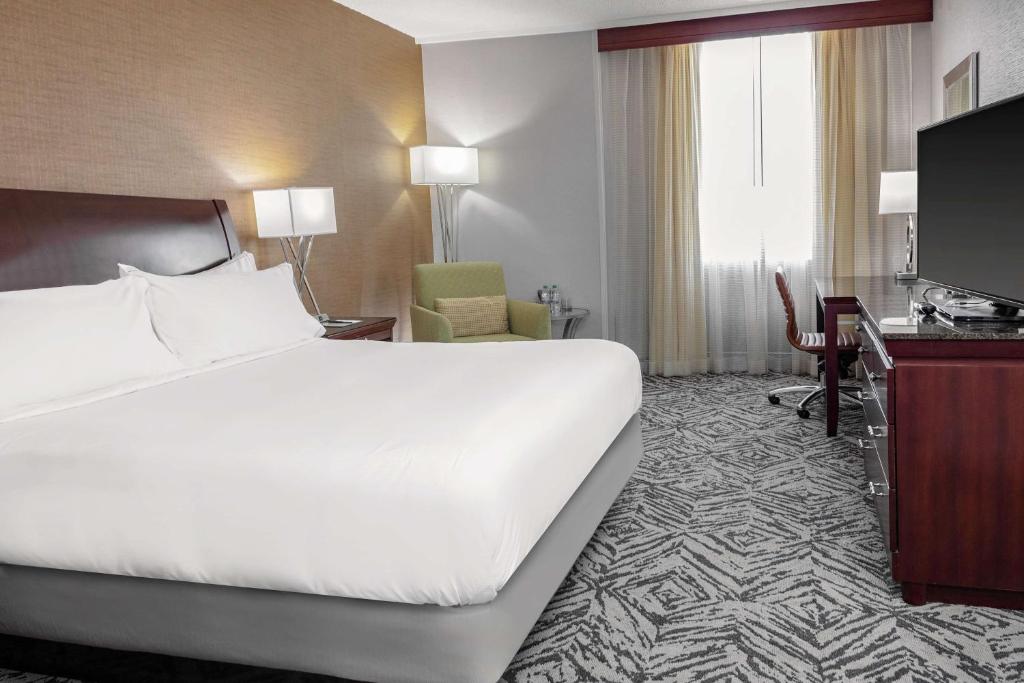 STUDIO, SUITE, KING BED