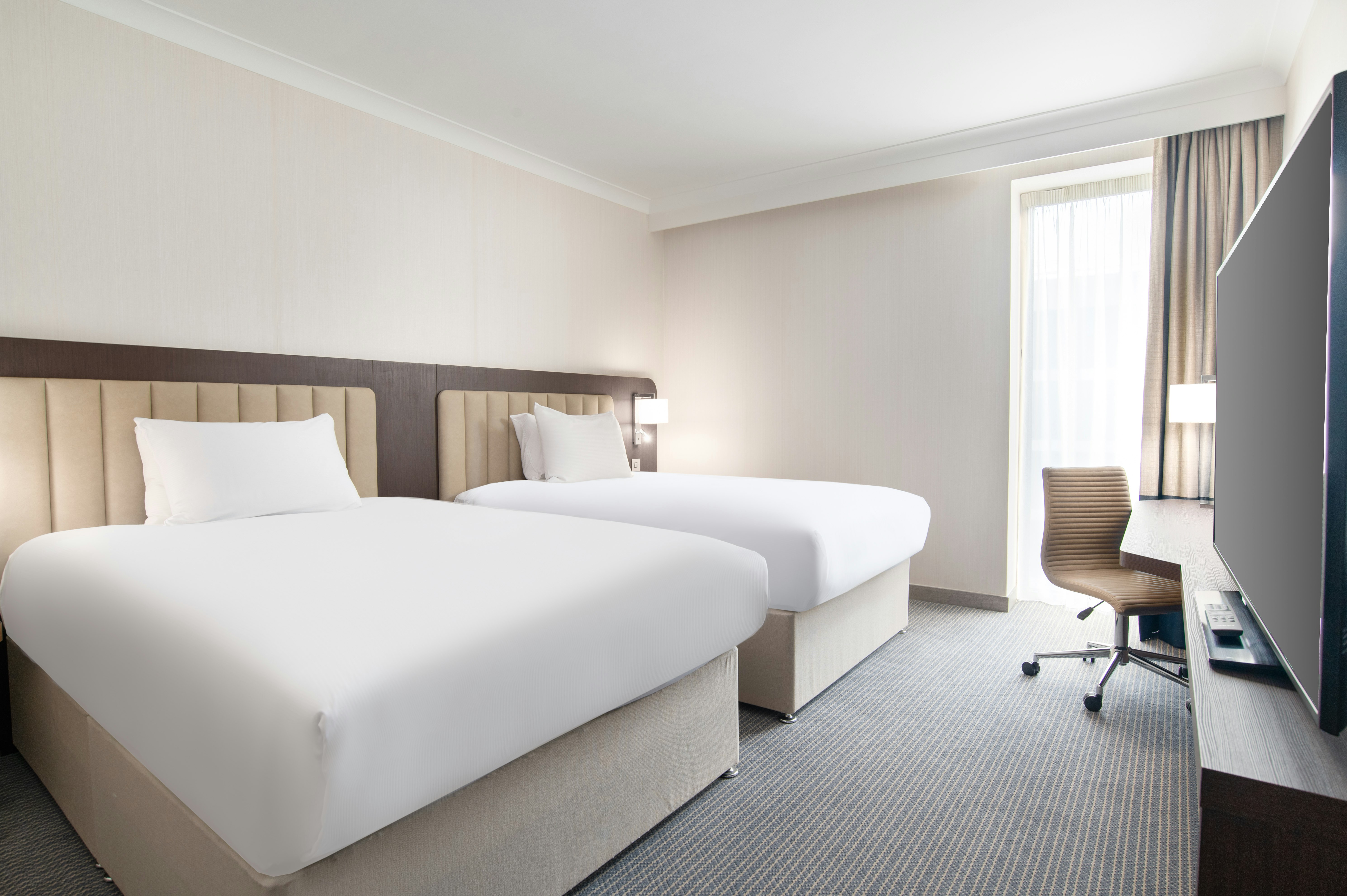 deluxe, twin beds