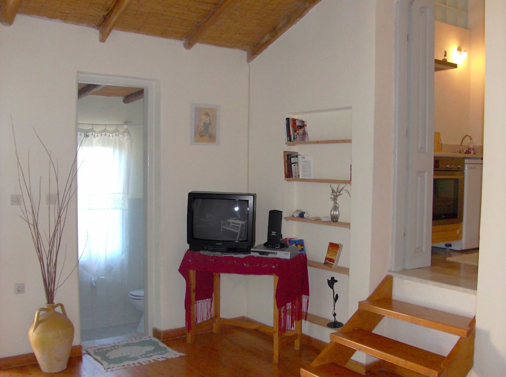 Lemoni Apartments 8/25