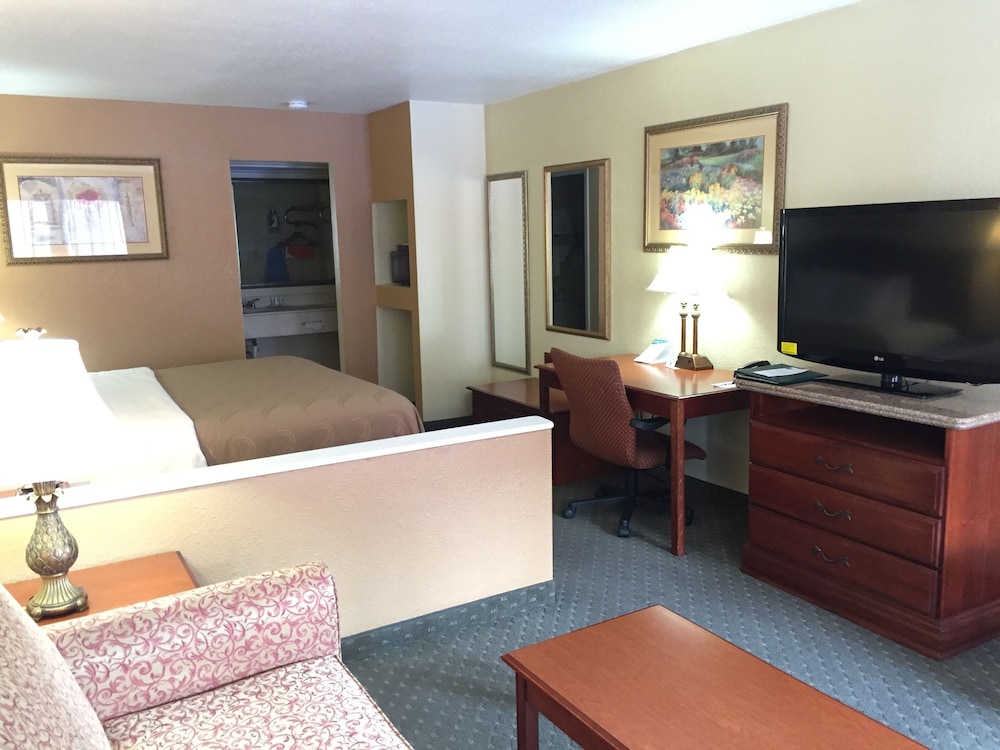 Econo Lodge Inn and Suites Eagle Pass, TX 24/37