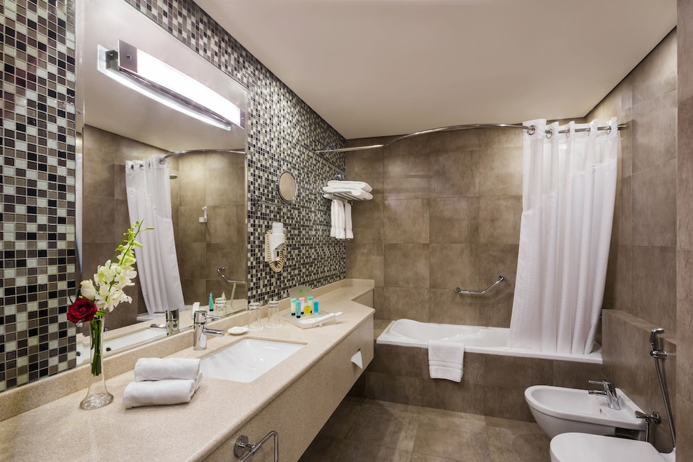 Holiday Inn Al Qasr 50/50