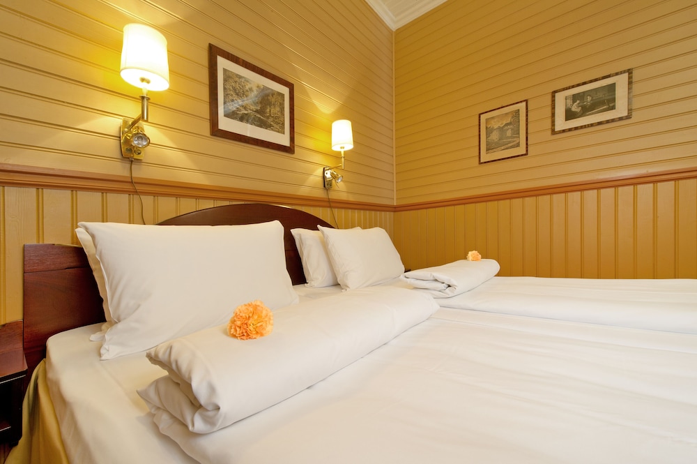 Historical, Twin Beds