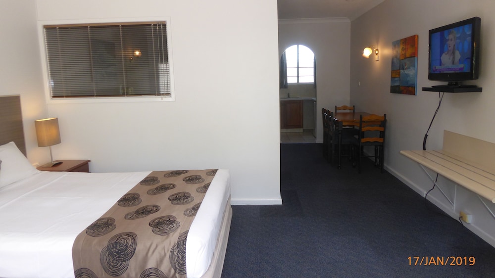 TOWER COURT MOTEL 6/44