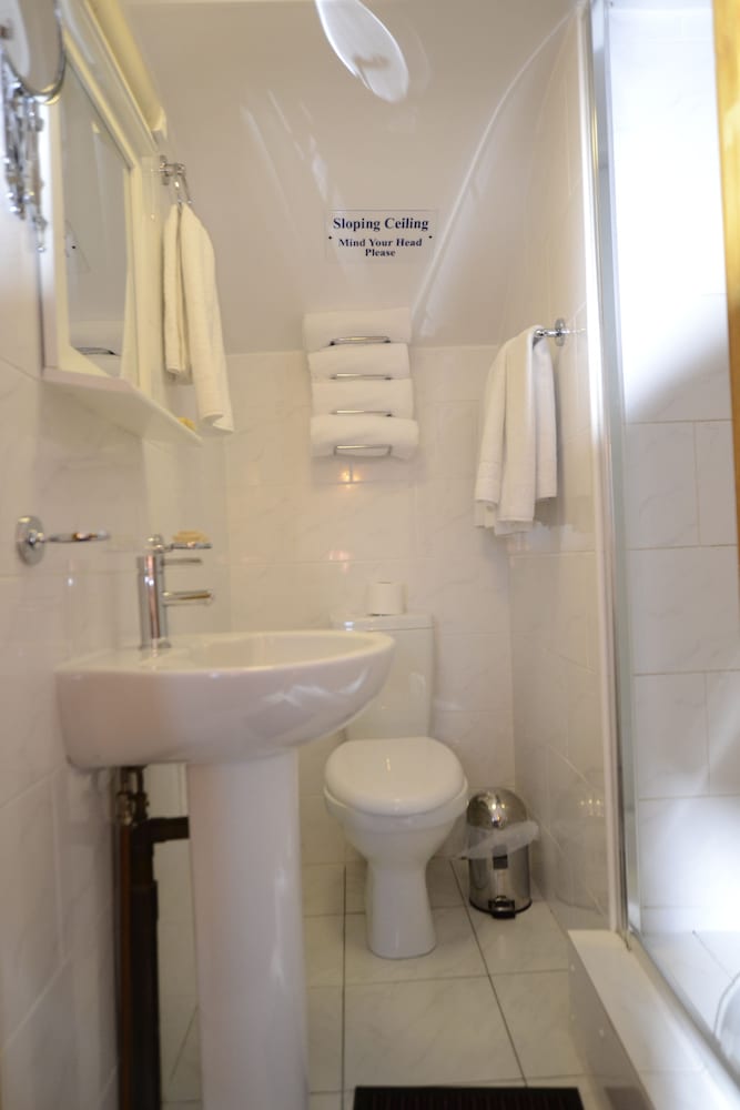 Britannia Inn Hotel Ilford 63/64