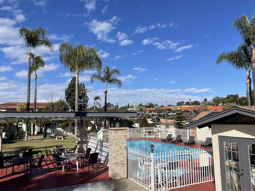 Fallbrook Country Inn 59/65