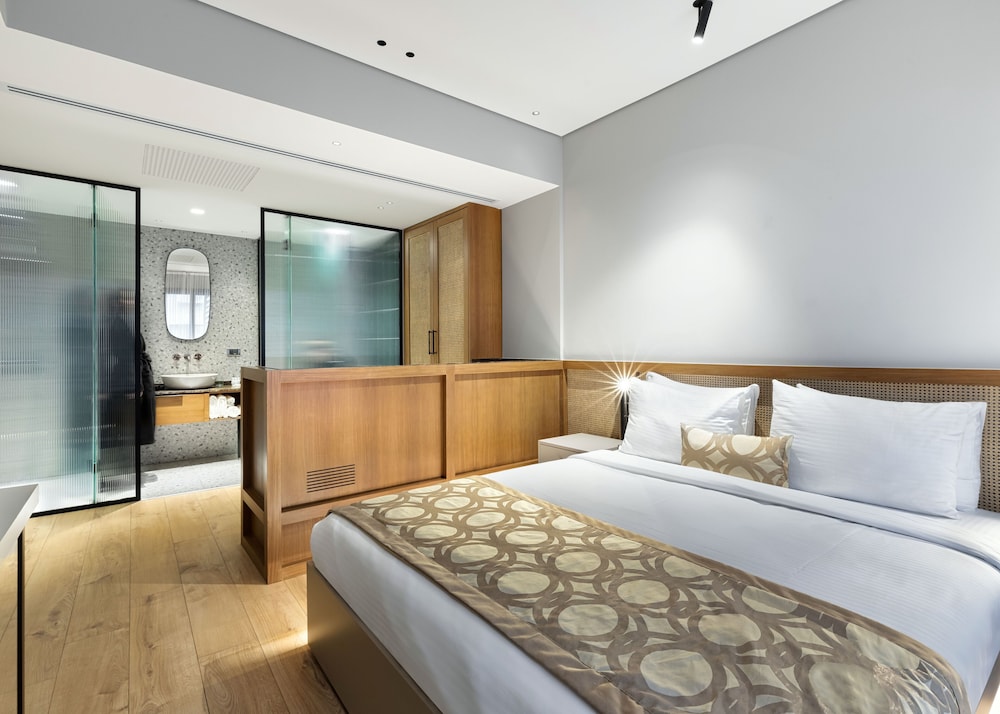 DELUXE, DOUBLE BED