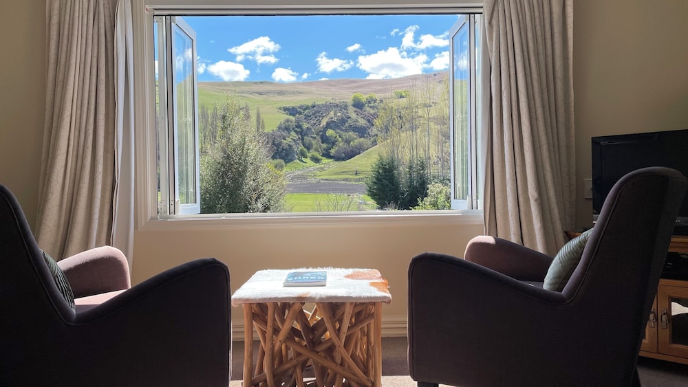 QUEENSTOWN COUNTRY LODGE 32/54