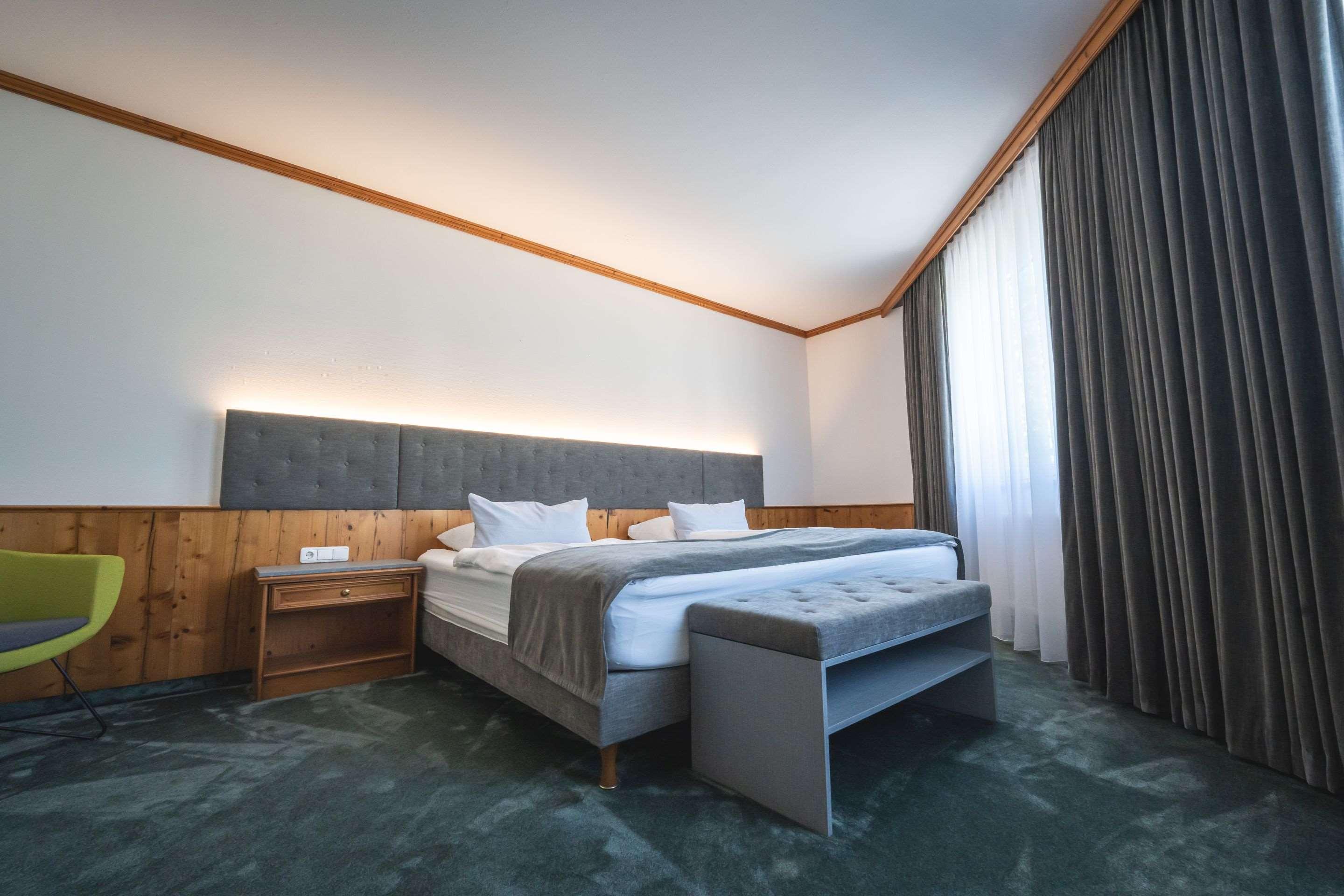 جناح جونيور ركني بسرير كينج مع أريكة بمنطقة جلوس