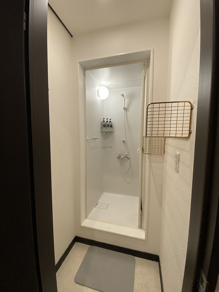 ROOM, FUTON BED, TWIN BEDS