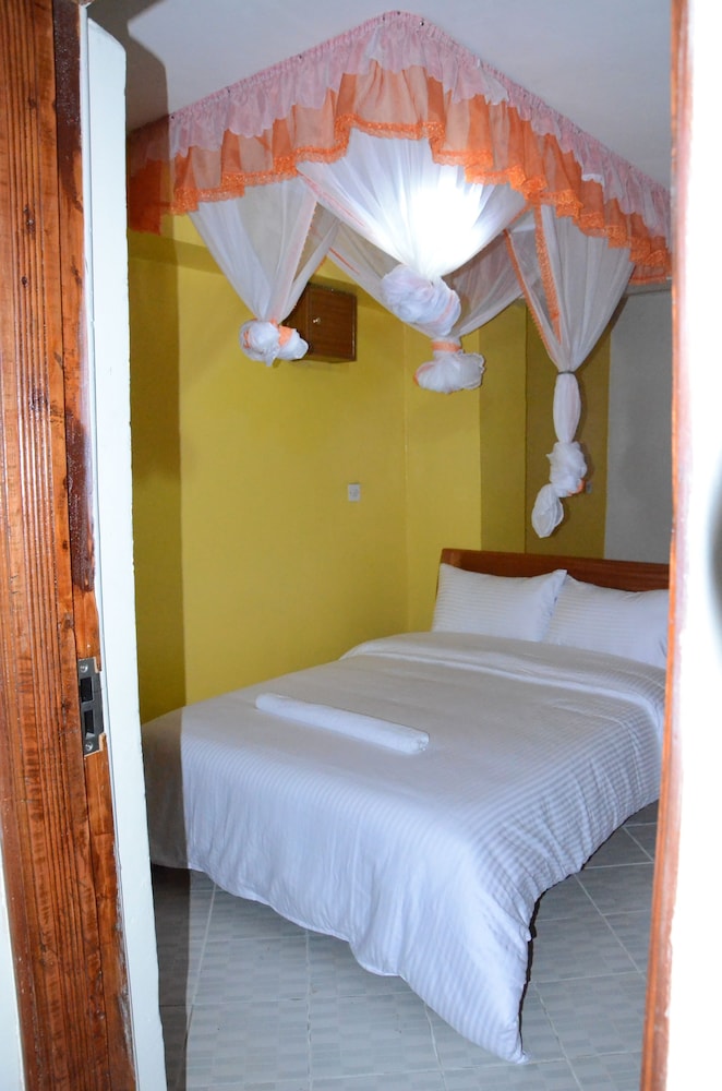 Golden Goose Hotel 7/18