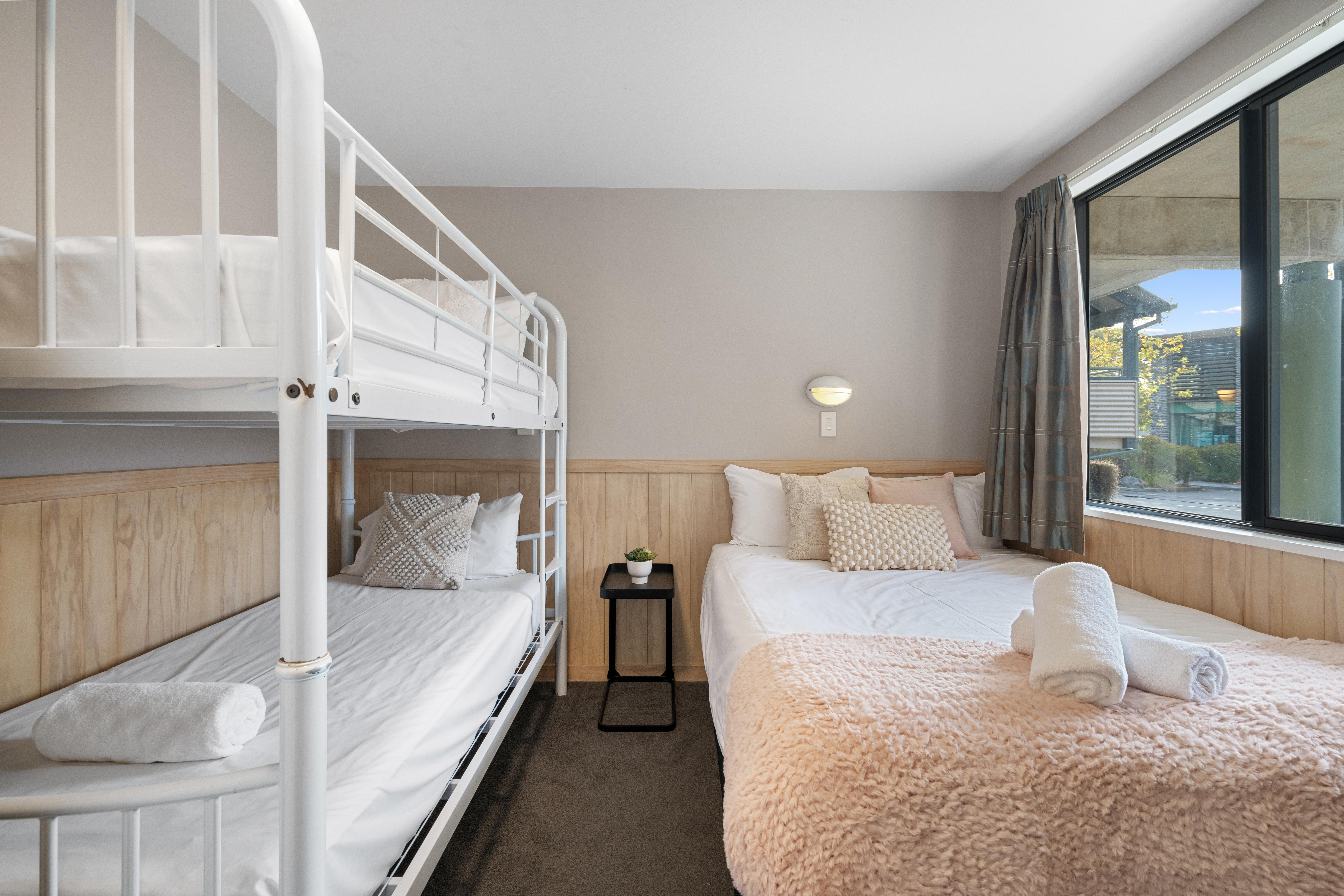 2 Bedrooms, Motel