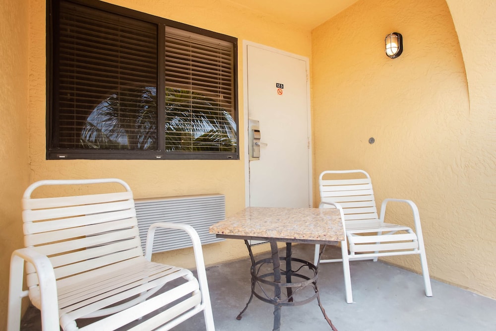 OYO Waterfront Hotel Cape Coral/Fort Myers, FL 34/51