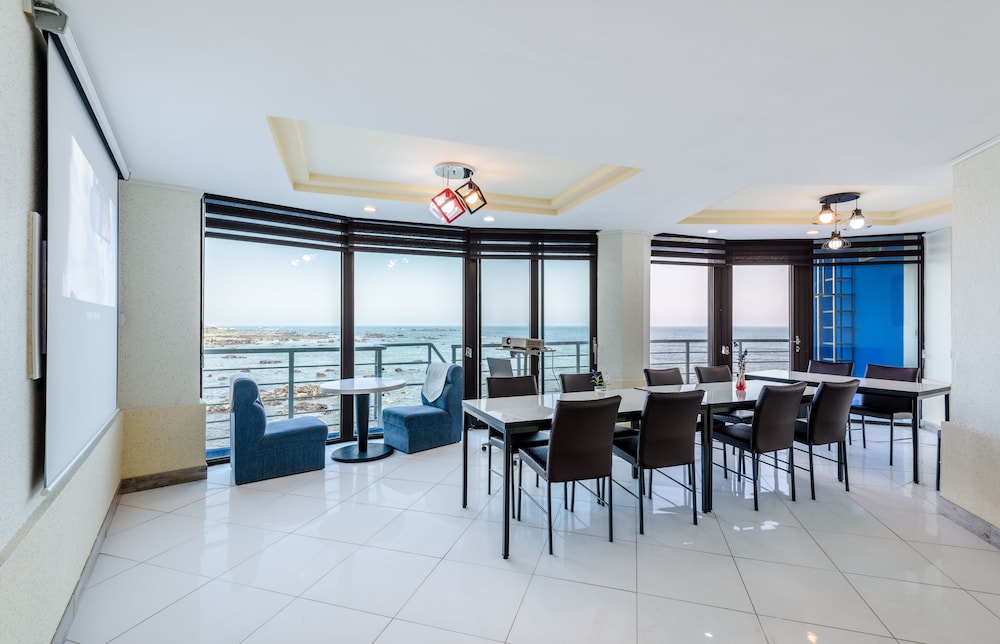 On The Sea Pension 68/80