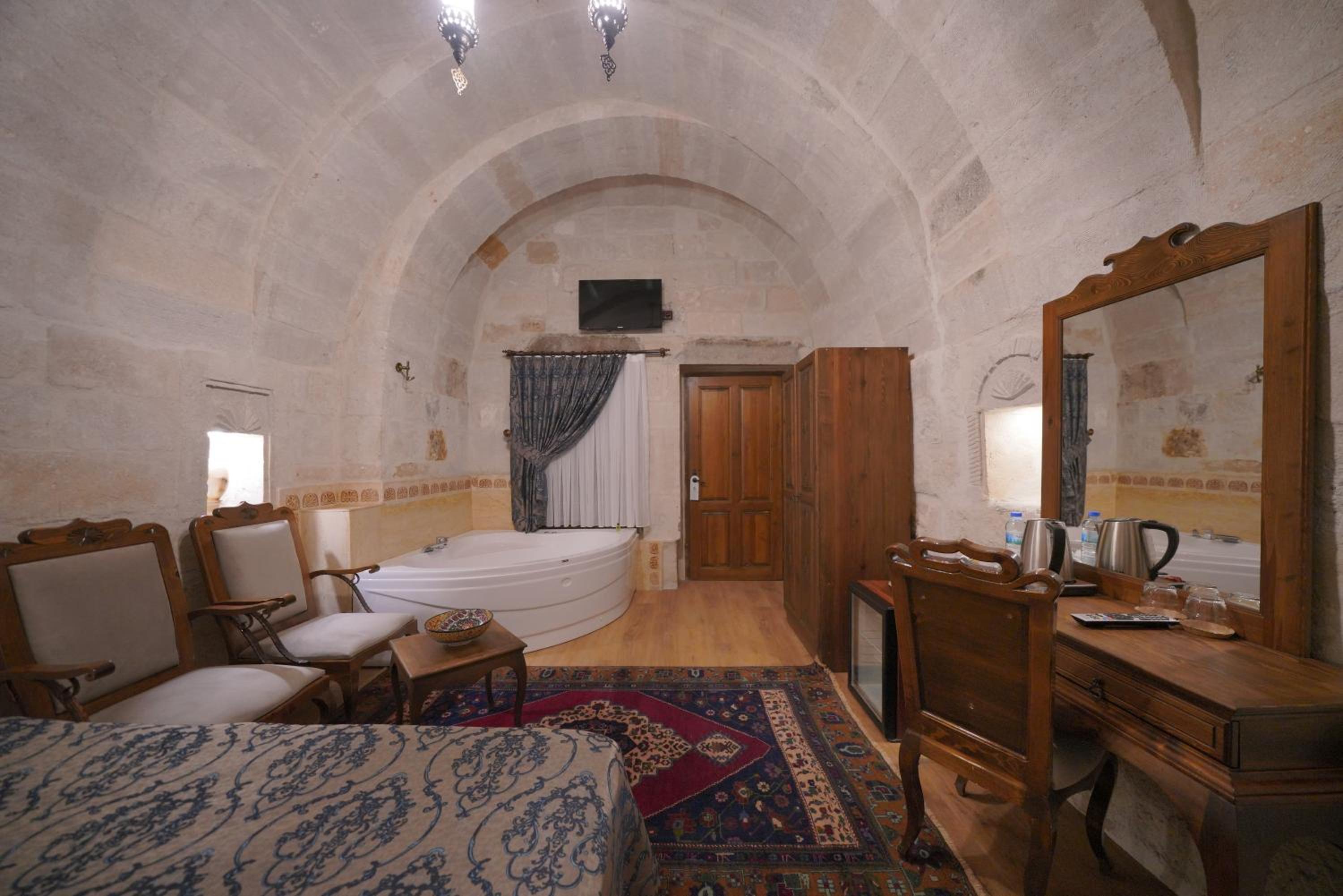 Honeymoon, Suite, FAIRYLAND CAVE HOTEL 5/10