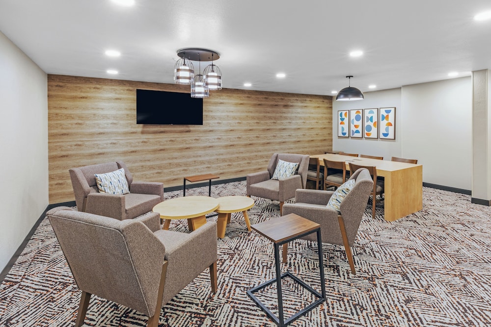 Candlewood Suites Topeka 41/49