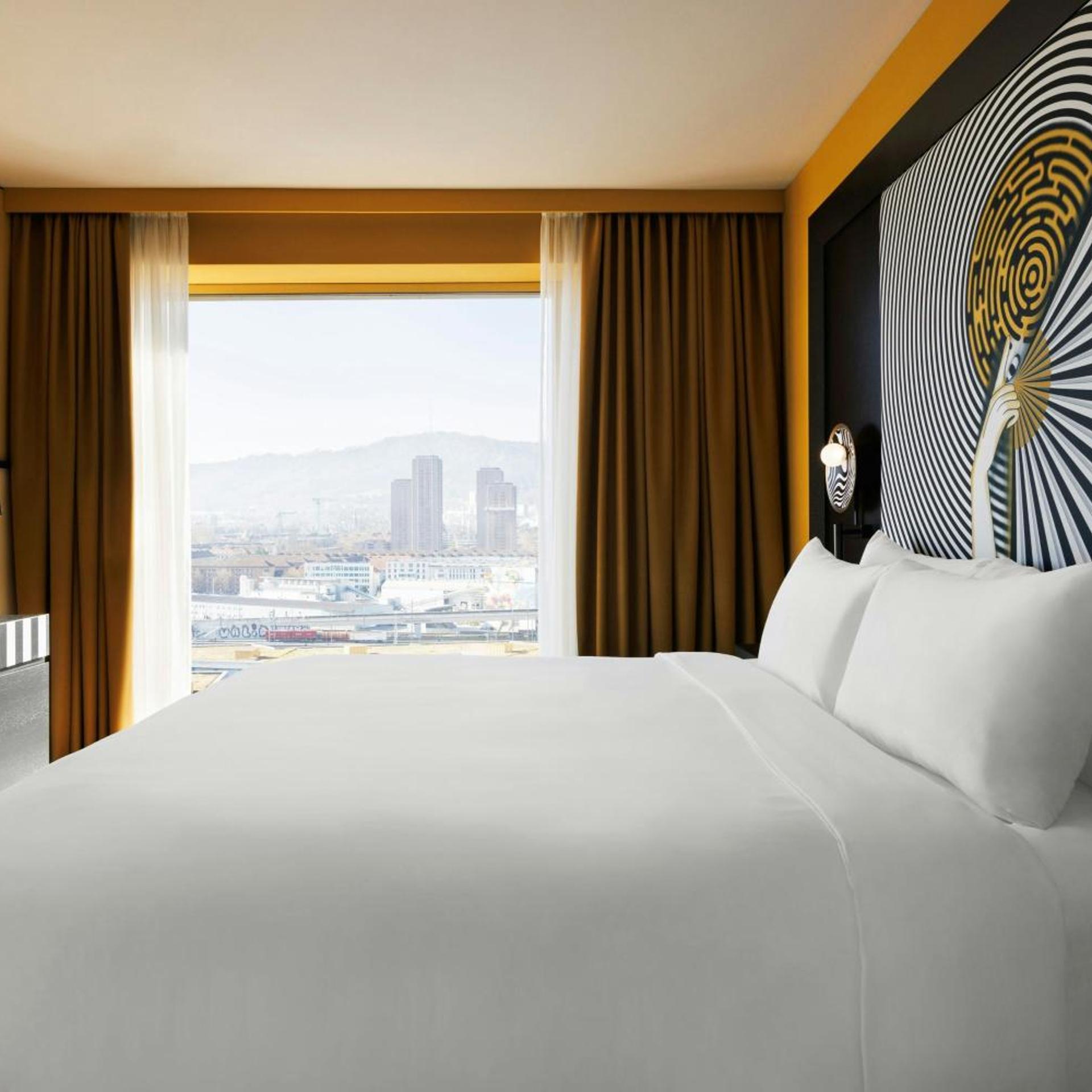 جناح تنفيذي بسرير كينج مع أريكة مع دخول صالة النادي، RENAISSANCE ZURICH TOWER HOTEL 3/9