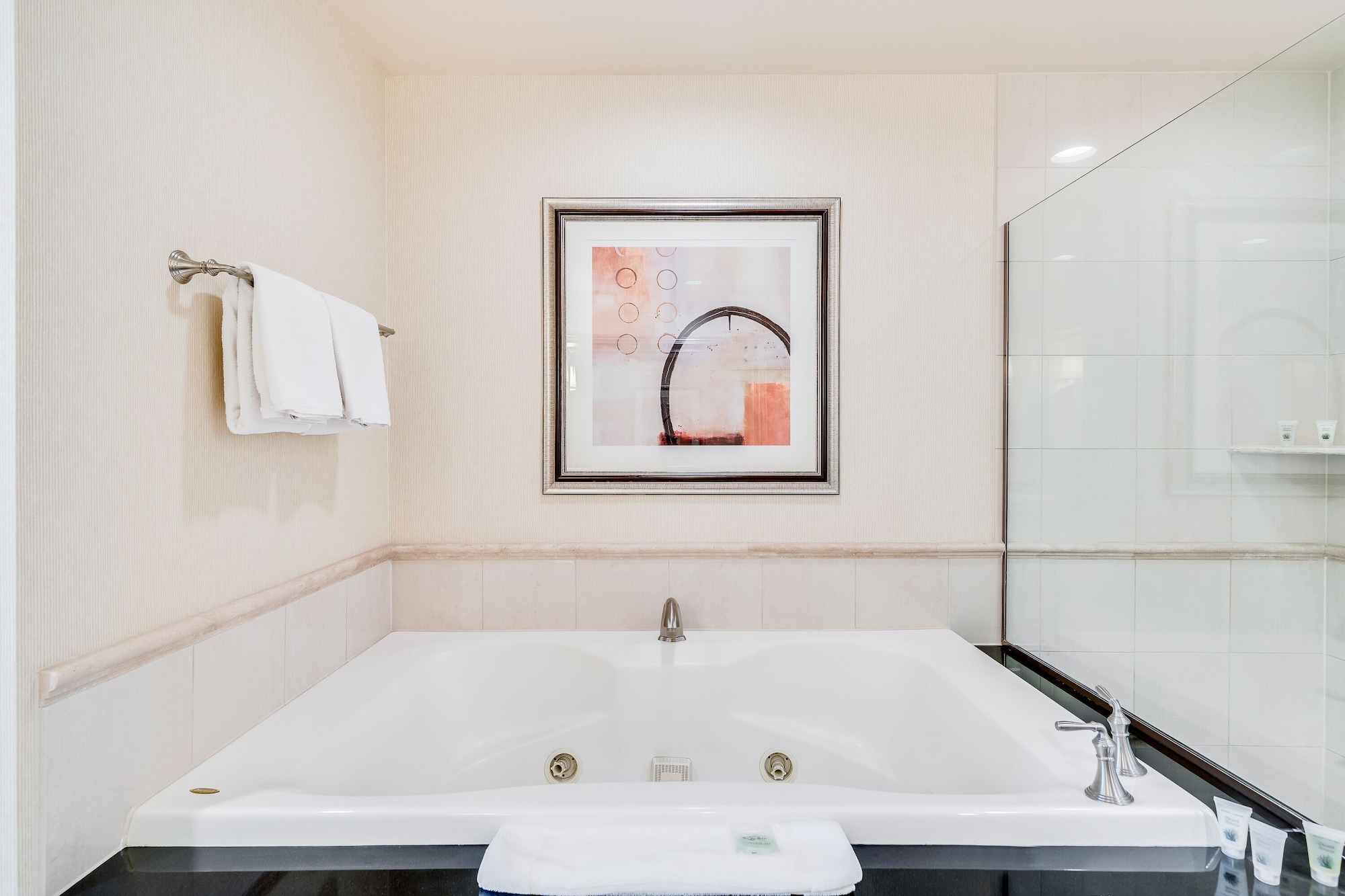 جناح بسرير كينج بشرفة بغرفة نوم واحدة مع أريكة، Jet Luxury Resorts @ The Signature Condo Hotel 6/7