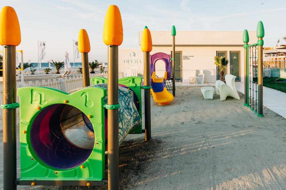 Hotel Opera Mamaia 56/70