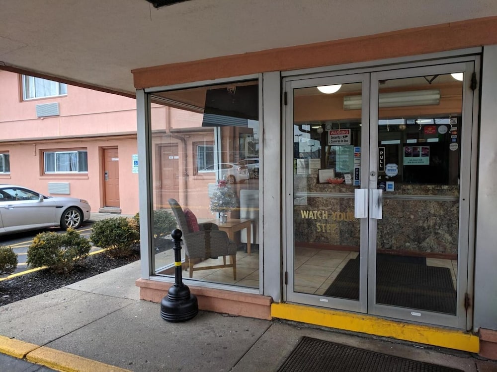 Skylark Motel 4/49