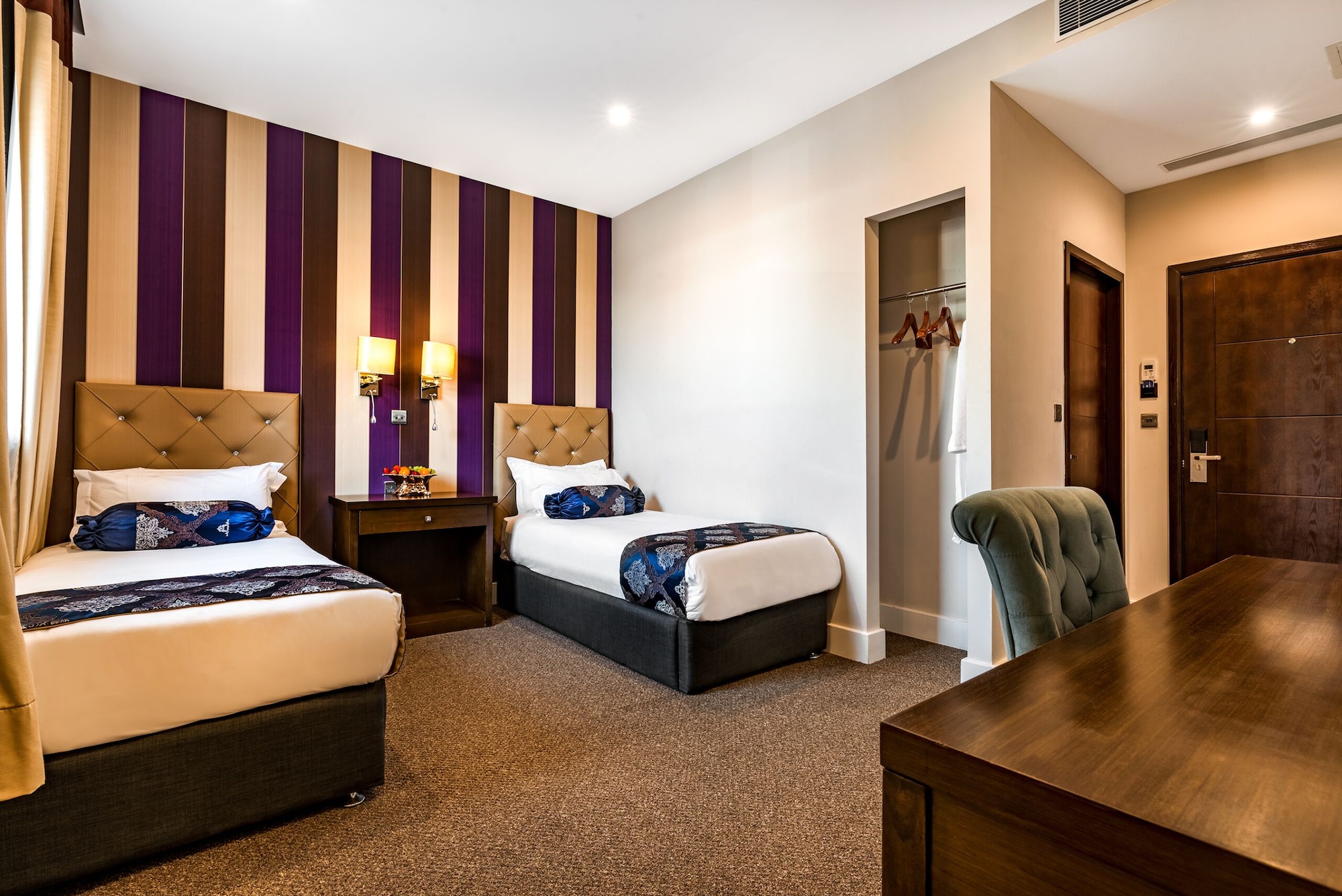 ROOM, TWIN BEDS