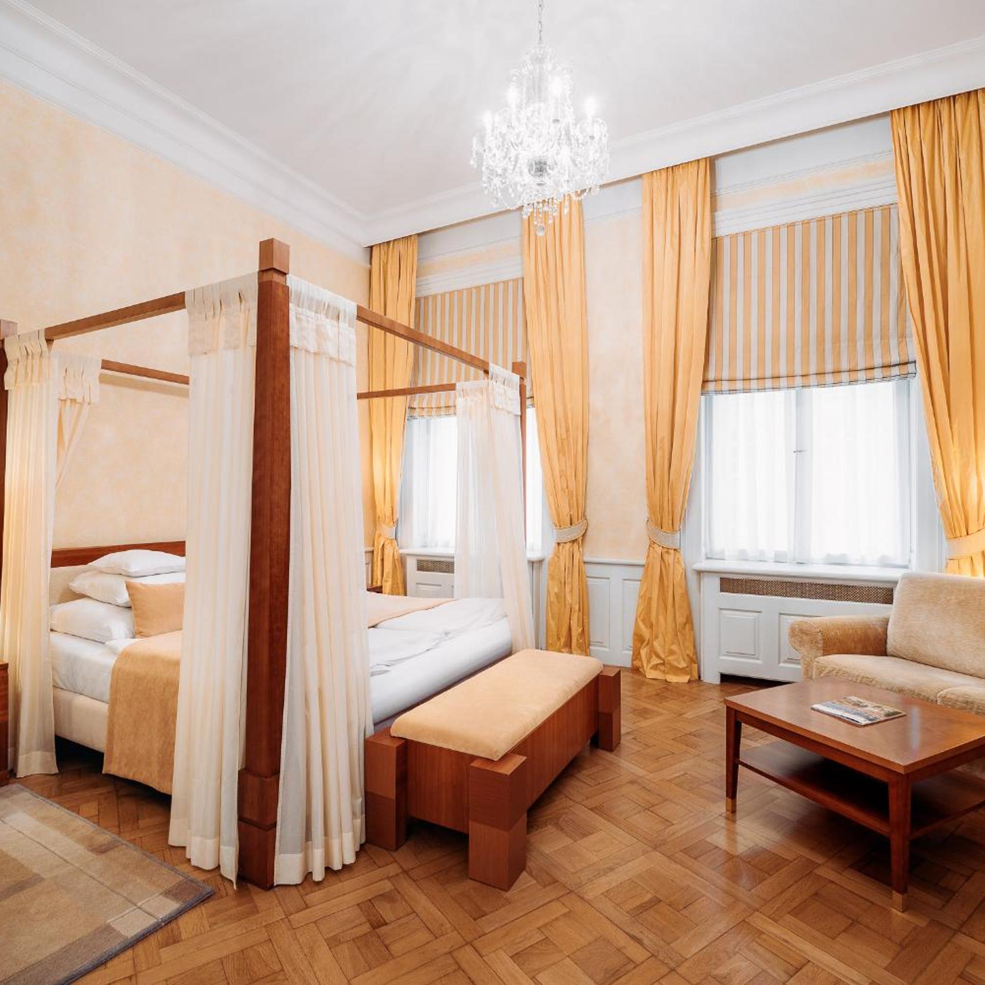Suite, King Bed, Square View