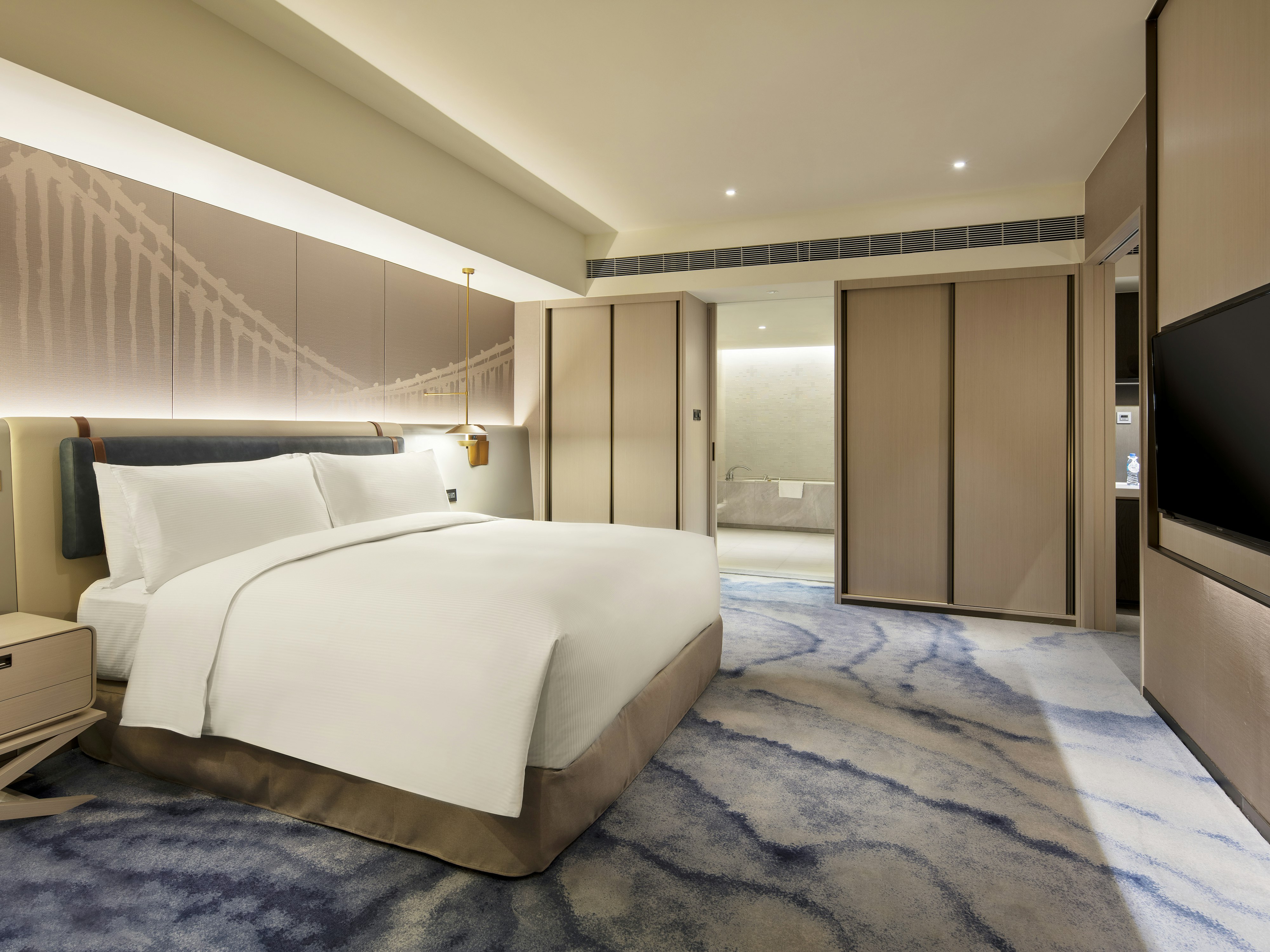PREMIUM, SUITE, KING BED