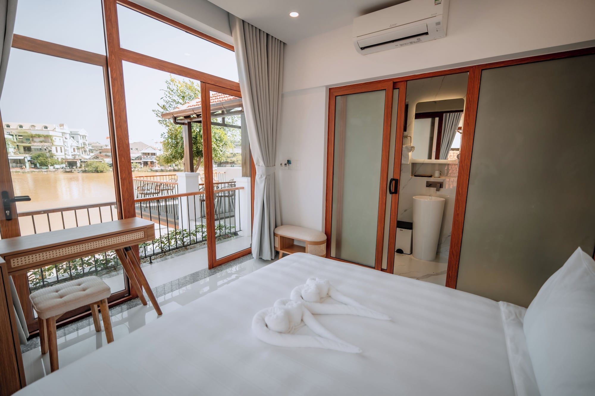 2 BEDROOMS, FAMILY, TWIN BEDS, RIVER VIEW, 2 BATHROOMS