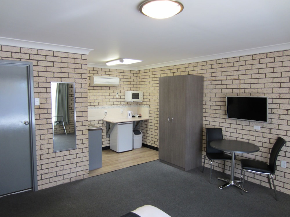 COWRA CREST MOTEL 38/50