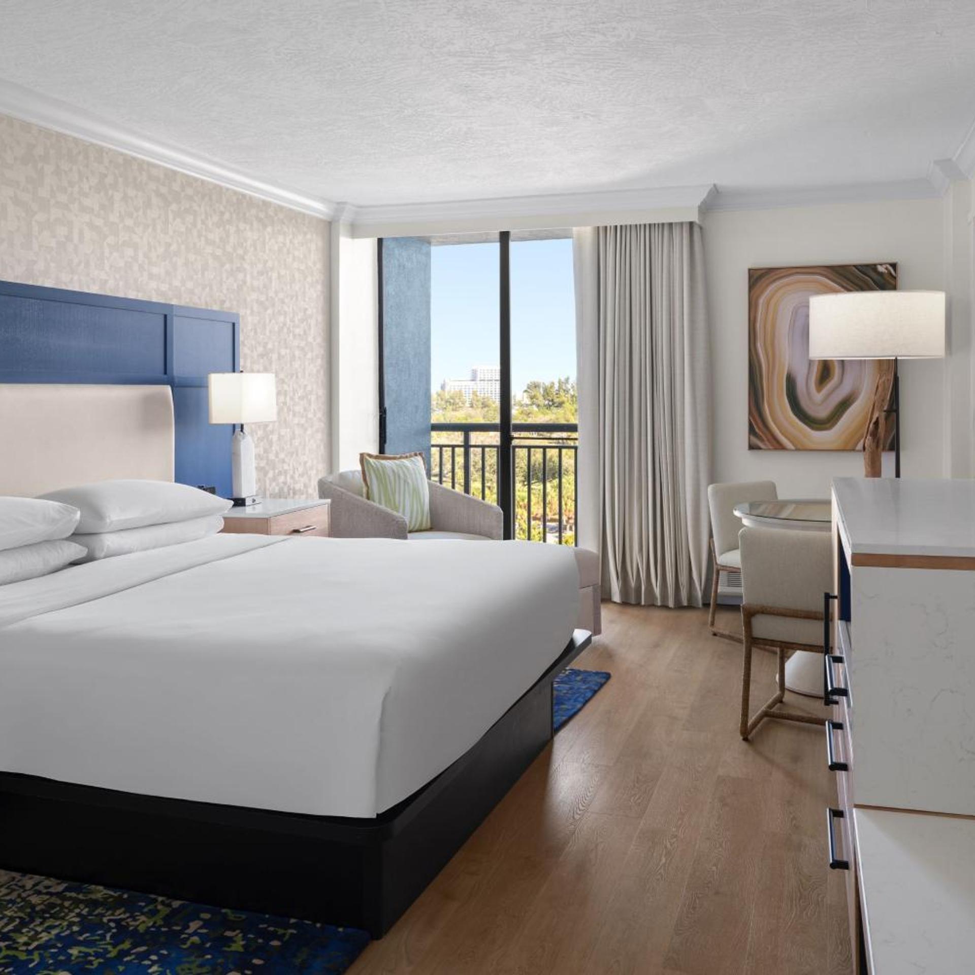 Guest Room, King Bed, Partial Gulf View, Balcony, High Floor