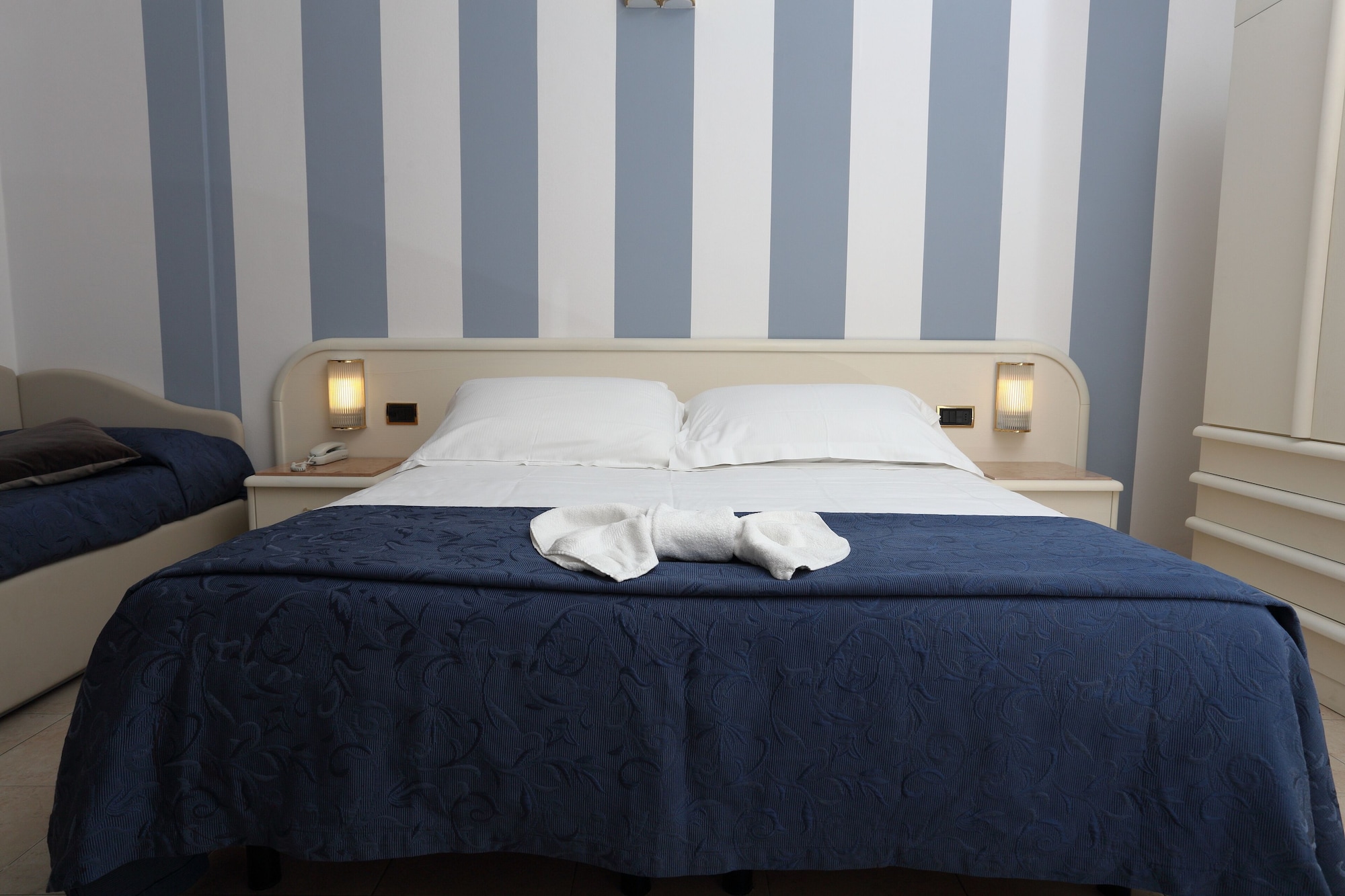CLASSIC, DOUBLE OR TWIN BED