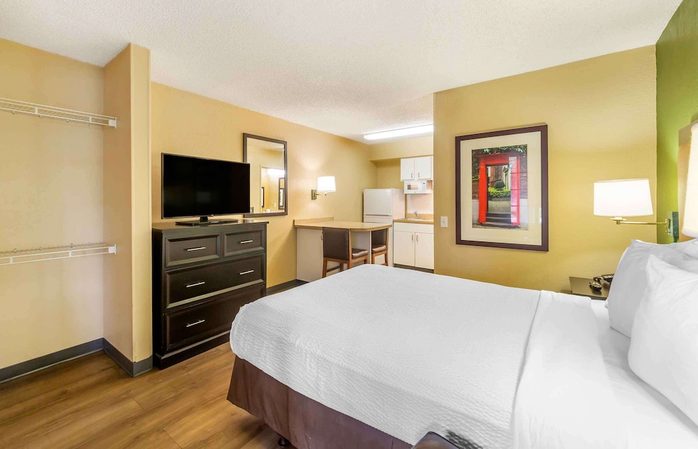 Studio, Queen Bed