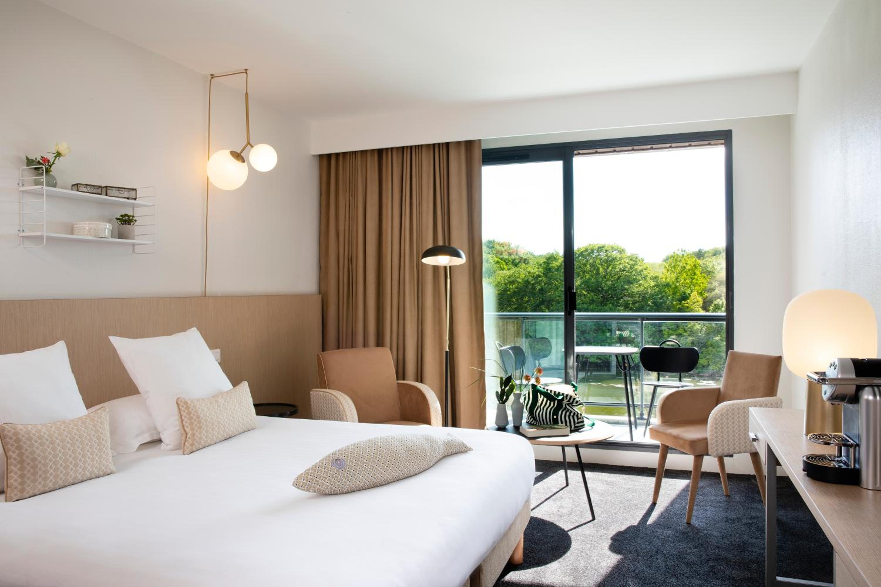 Deluxe, Lake View