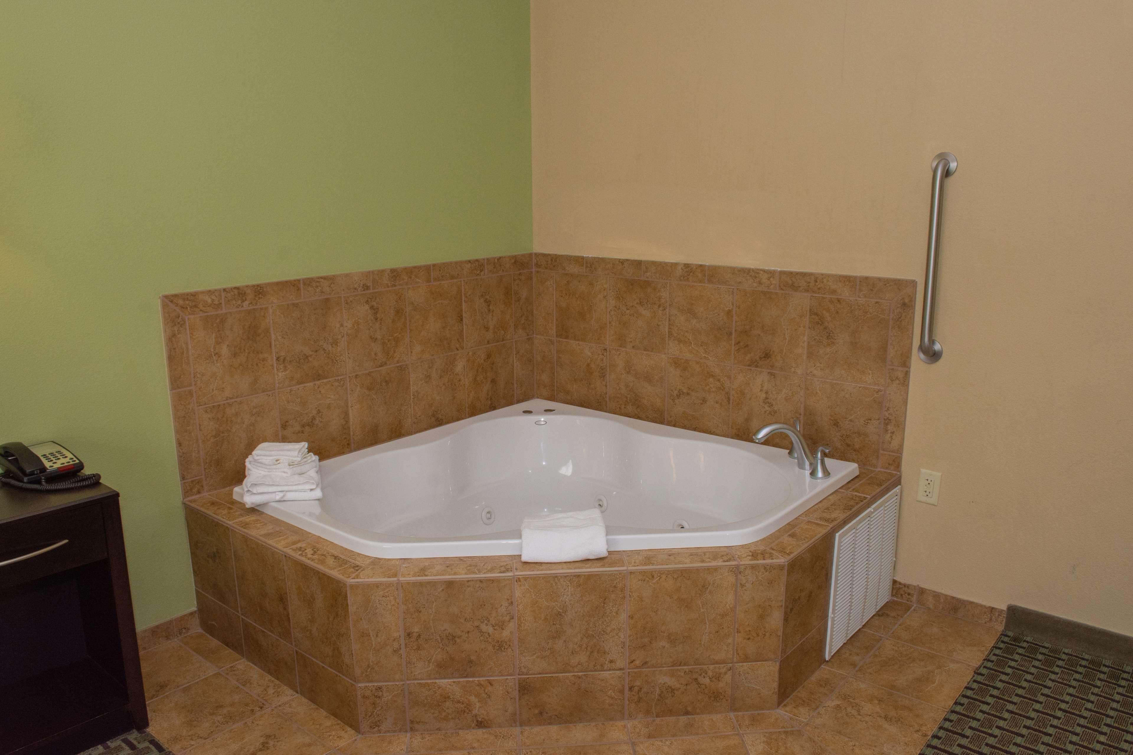 جناح بسرير كينج بحوض جاكوزي، Hampton Inn Dandridge, TN 5/6