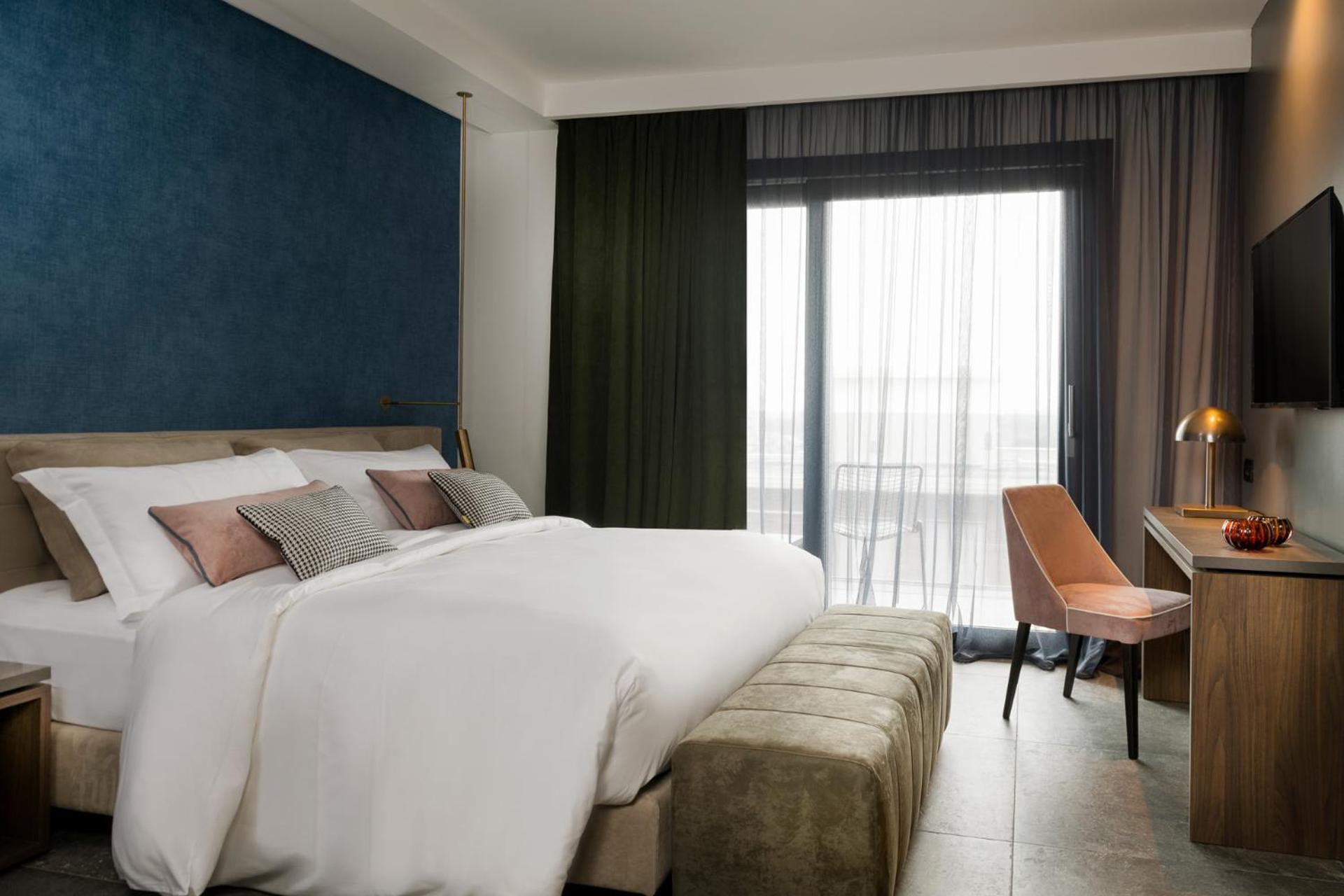 Deluxe, Double Bed, Lateral Side Sea View