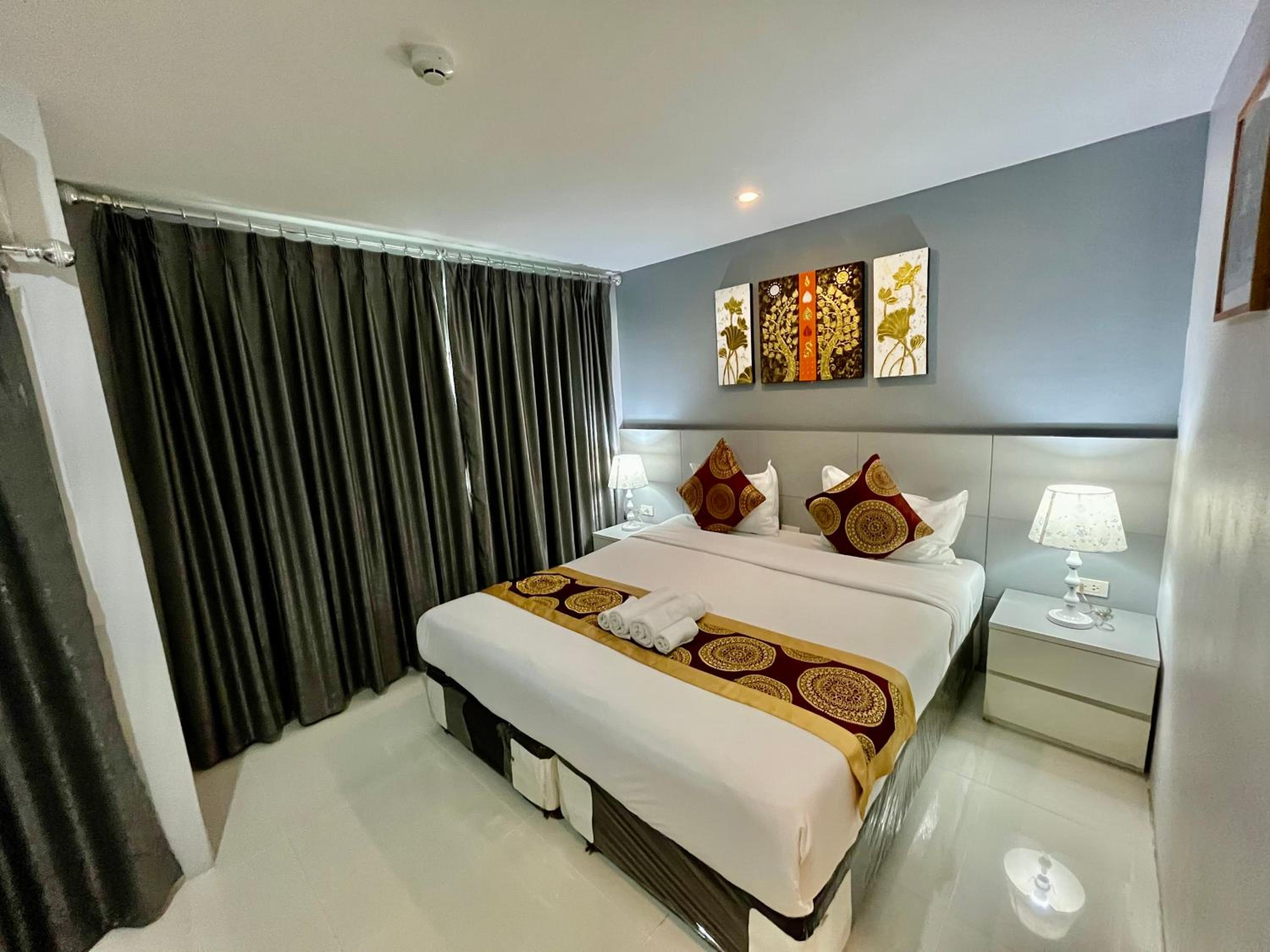 DELUXE, KING BED