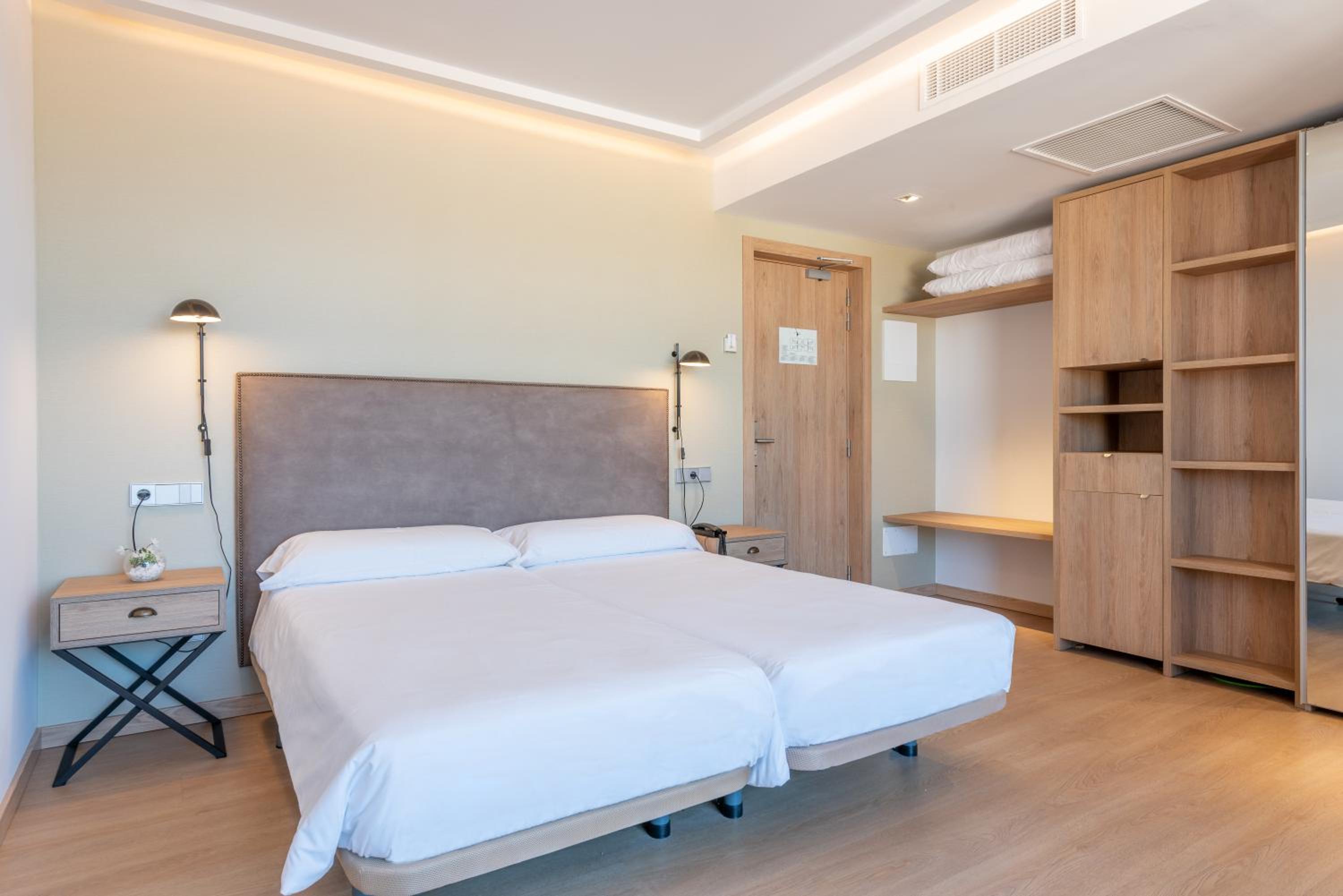 Room, Double Bed, No Balcony, Kyrat Amarac Suites 3/4