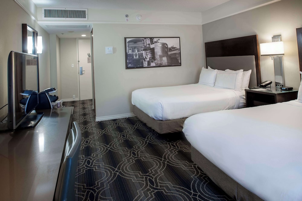 DELUXE, 2 QUEEN BEDS