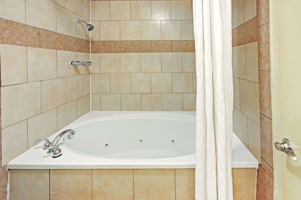 Super 8 By Wyndham Dallas East Near Fair Park Downtown 20/21