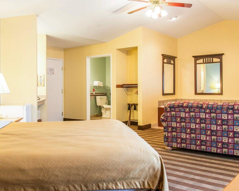 Econo Lodge Inn & Suites Eau Claire South 12/33