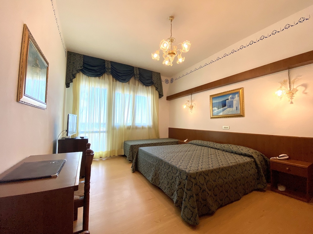 ROOM, QUADRUPLE, PARTIAL SEA VIEW, BALCONY