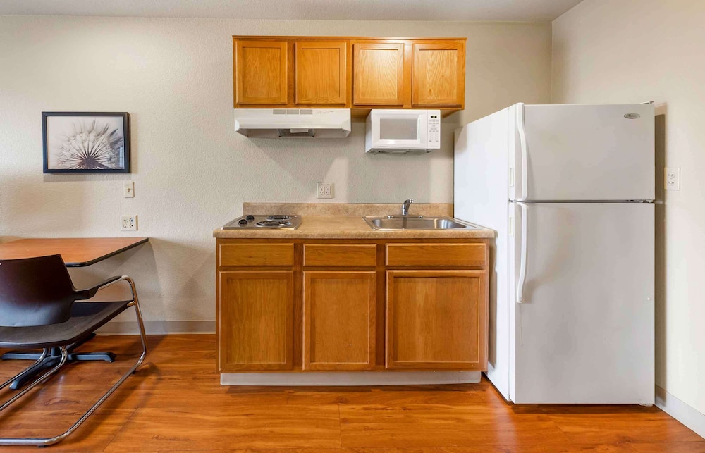 Extended Stay America Select Suites - Cleveland - Airport 25/33