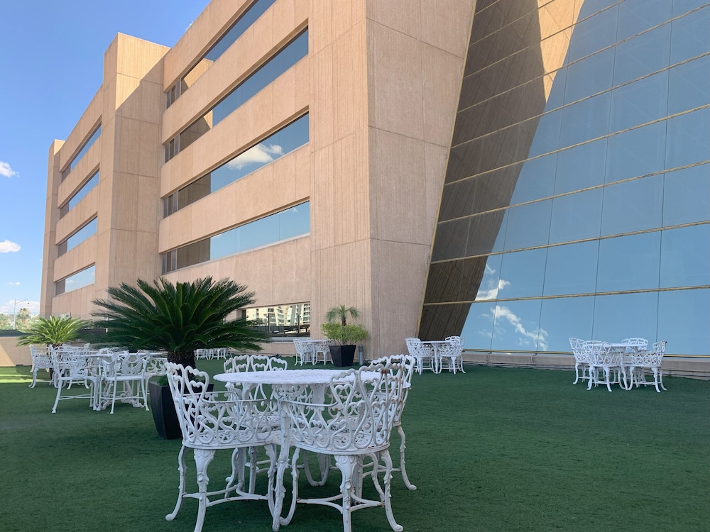Hotel Mirage 63/68