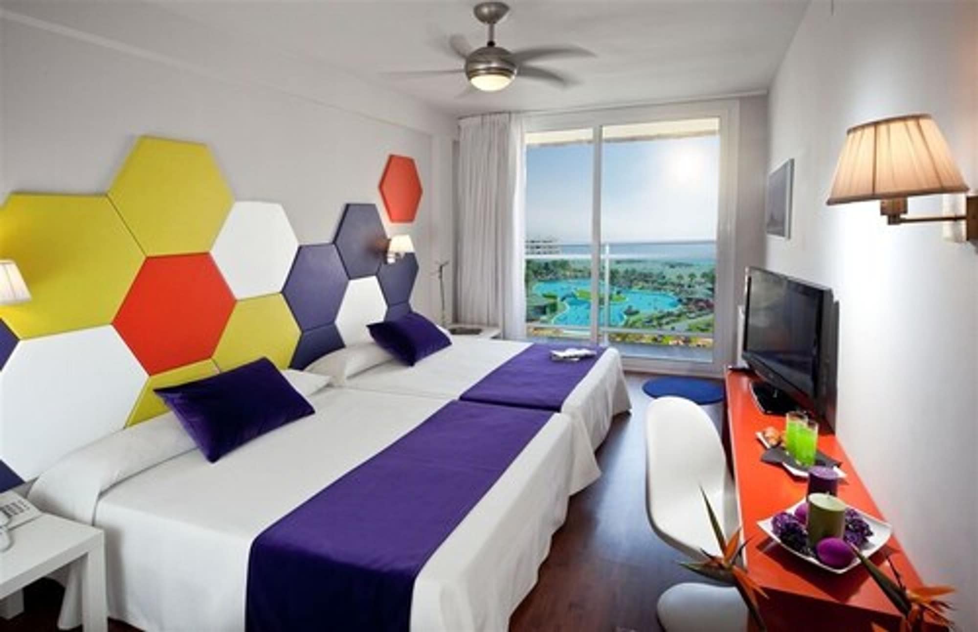 ROOM, DOUBLE BED