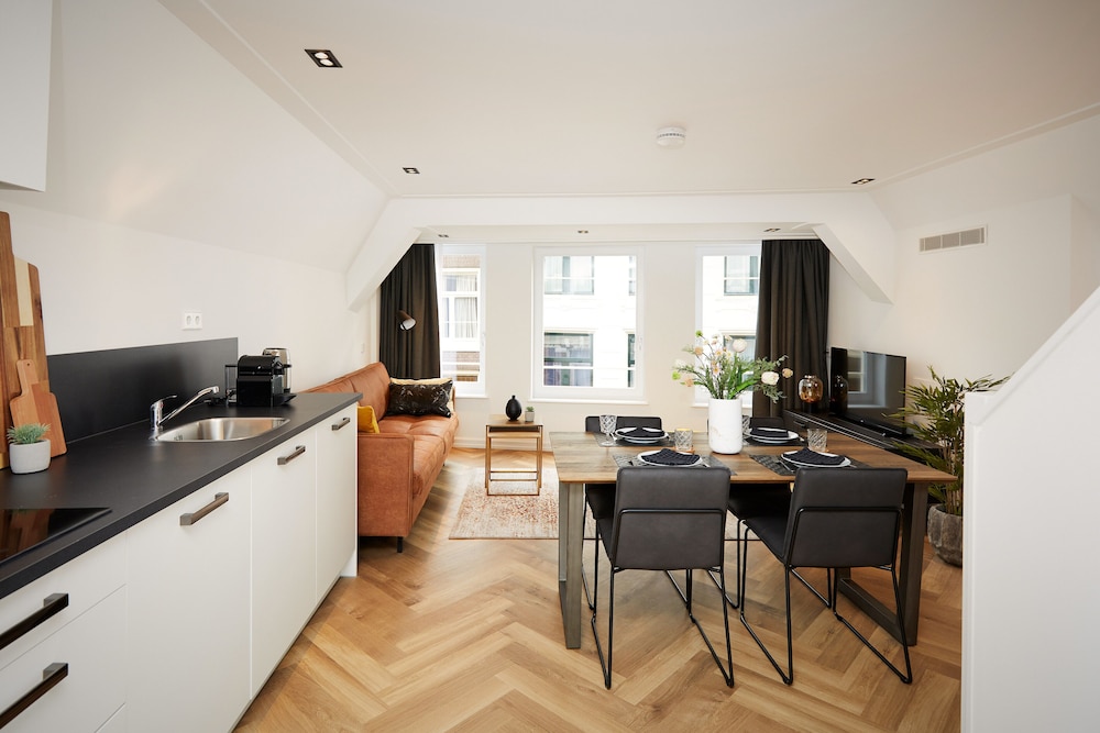 Damrak Short Stay Amsterdam 26/35