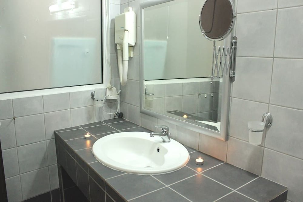 Elizabeth Suites 47/50
