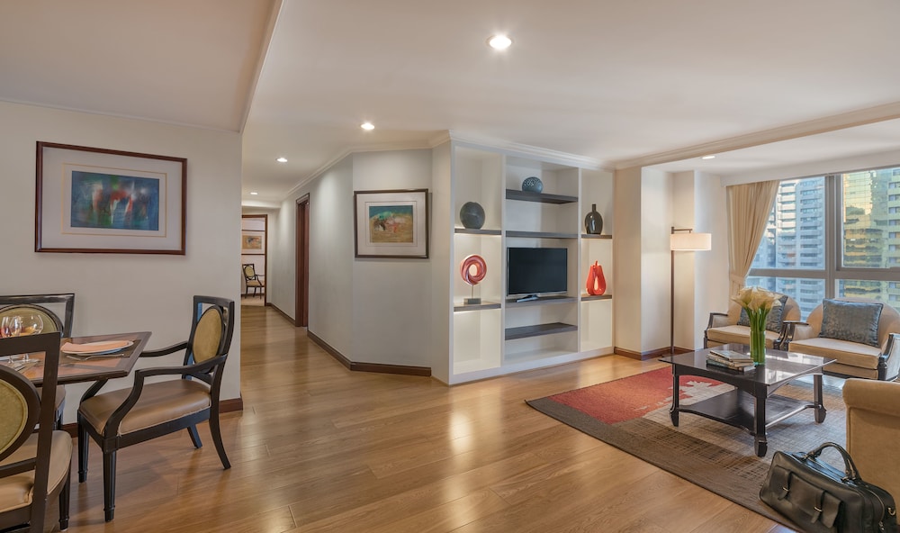 Discovery Suites 30/51