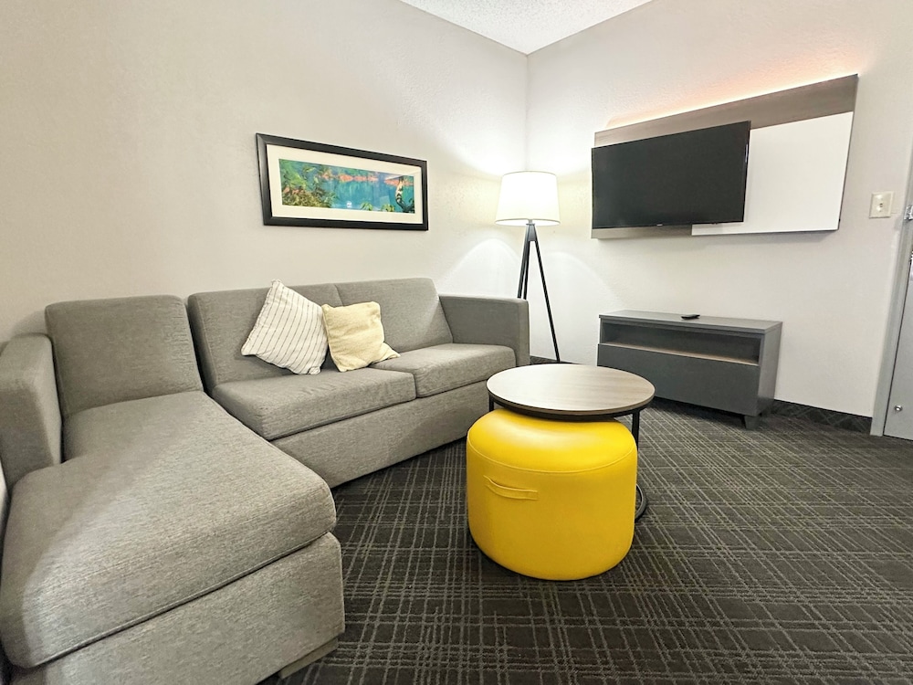 Comfort Inn and Suites Calhoun South 33/58