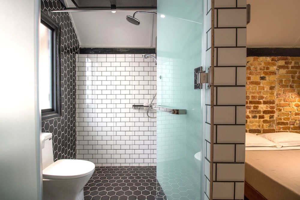 The Brownstone Hostel & Space 46/50