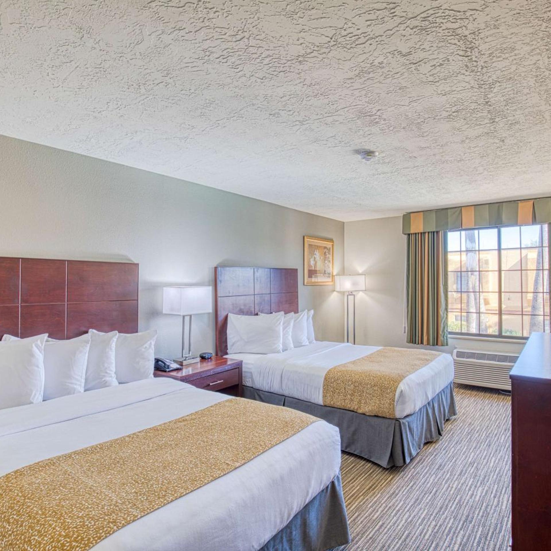 Room, 2 Queen Beds, Pool Side، Best Western Green Valley Inn 2/10